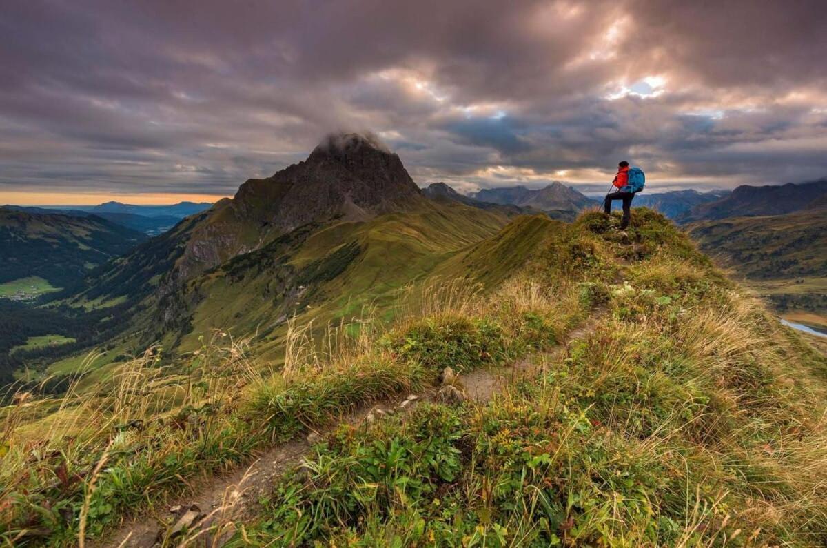 Bed And Breakfast - Die Aelplersuit Fuer Backpackers Im Berghuesli Linthal エクステリア 写真