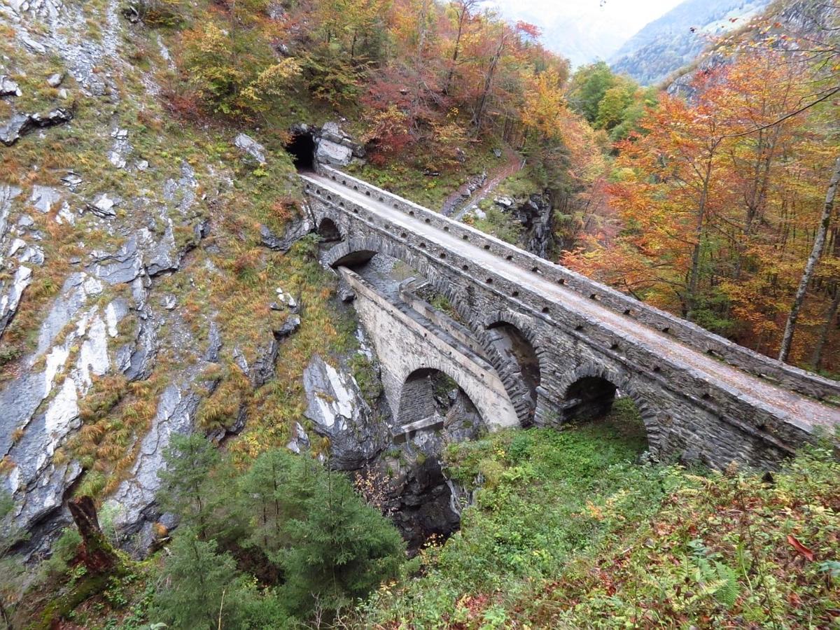 Bed And Breakfast - Die Aelplersuit Fuer Backpackers - Rucksacktouristen Im Berghuesli Linthal エクステリア 写真